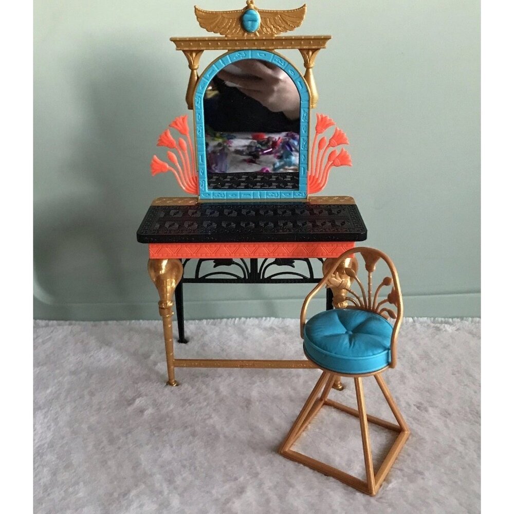 Monster High Doll G3 Cleo de Nile Self-scare Day Mirrored Vanity Table & Stool